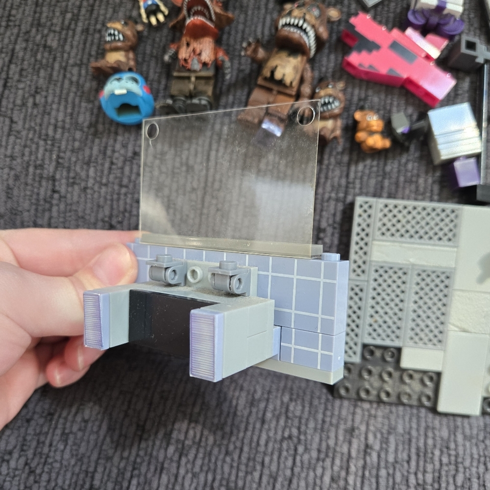 Five Nights At Freddys Construction Set Parts And Pieces With 2 Figures - Picture 2 of 8